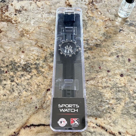 Men’s Yankee watch - Picture 2 of 3